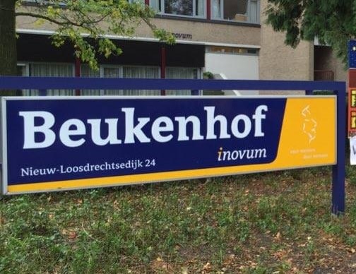 Beukenhof Inovum, Nieuw-Loosdrechtsedijk 24, Loosdrecht. toegangsbord